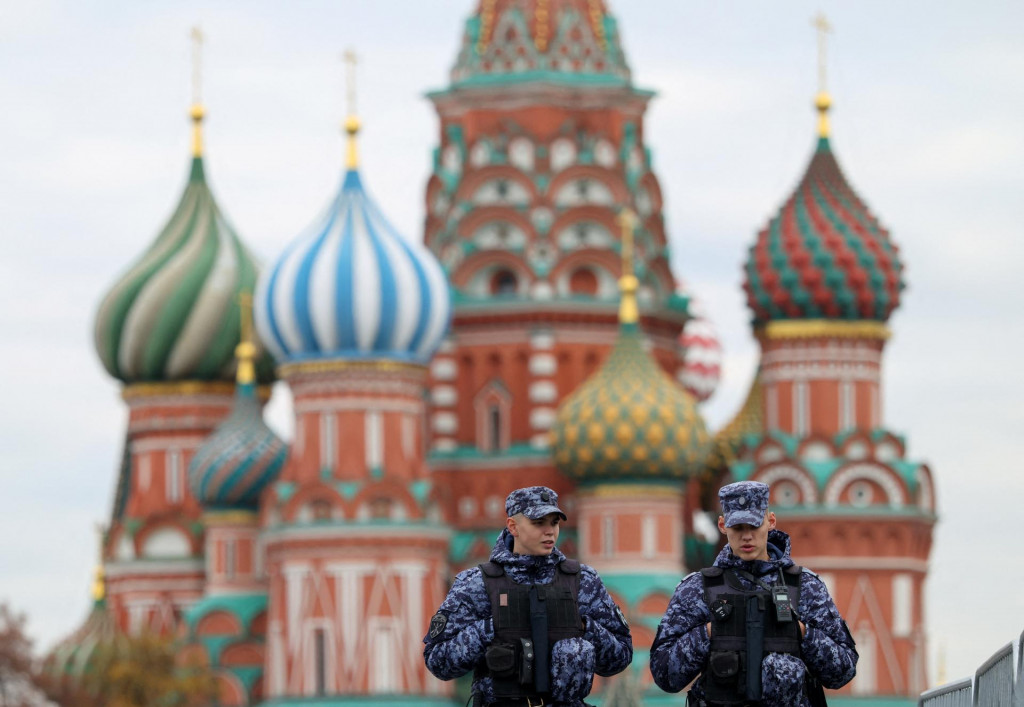 Chrám Vasilija Blaženého v Moskve a pred ním členovia ruskej národnej gardy. FOTO: REUTERS