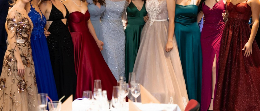 Triky, ako si vybrať šaty na stužkovú.