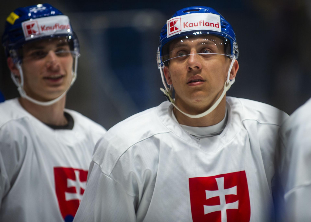 Martin Fehérváry (v popredí) a Juraj Slafkovský patria podľa odborníka medzi dvojicu našich legionárov, ktorých štart do novej sezóny NHL zastihol v najlepšej forme. FOTO: TASR/J. Kotian