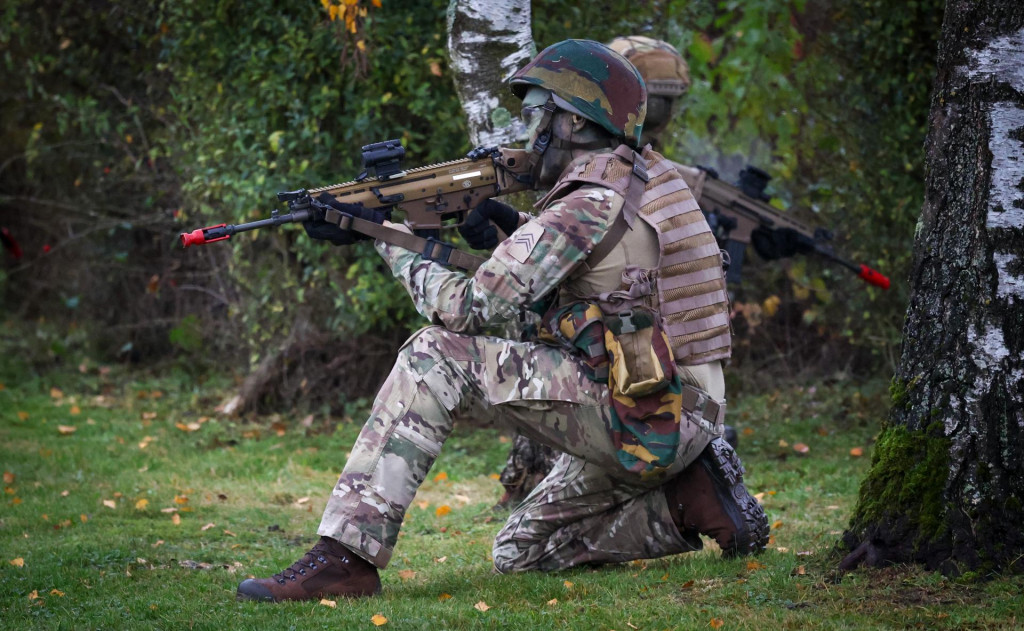 Vojak počas výcviku v priestoroch vojenskej základne v belgickom meste Marche-en-Famenne. FOTO TASR/Belga