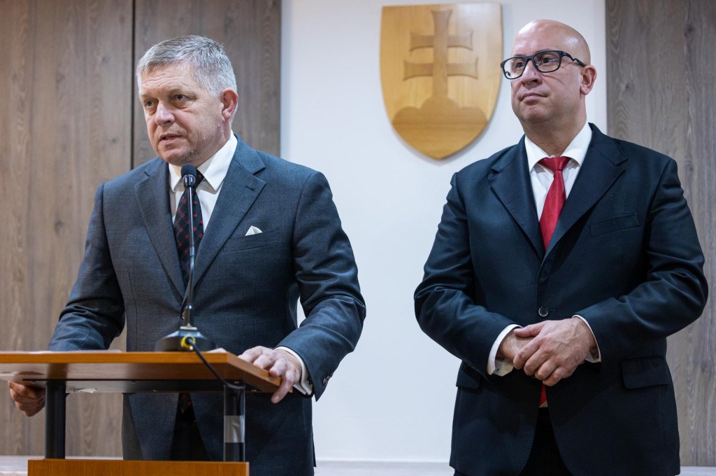 Na snímke premiér Robert Fico a minister dopravy Jozef Ráž počas tlačovej konferencie po skončení výjazdového rokovania vlády v obci Višňové v okrese Žilina v stredu 29. októbra 2025. FOTO: TASR/D. Stehlík