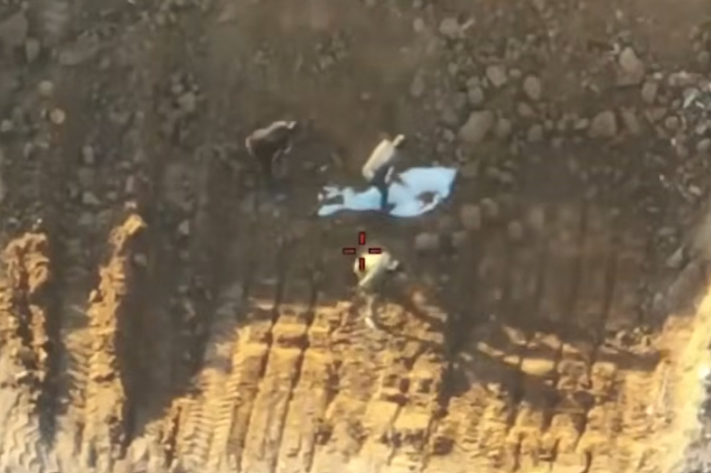 Záber z dronu ukazuje, ako Hamas zakopáva telo zosnulého rukojemníka, aby ho následne prezentoval pred Červeným krížom ako nájdené pod troskami v Gaze. FOTO: YouTube/Israel Defense Forces
