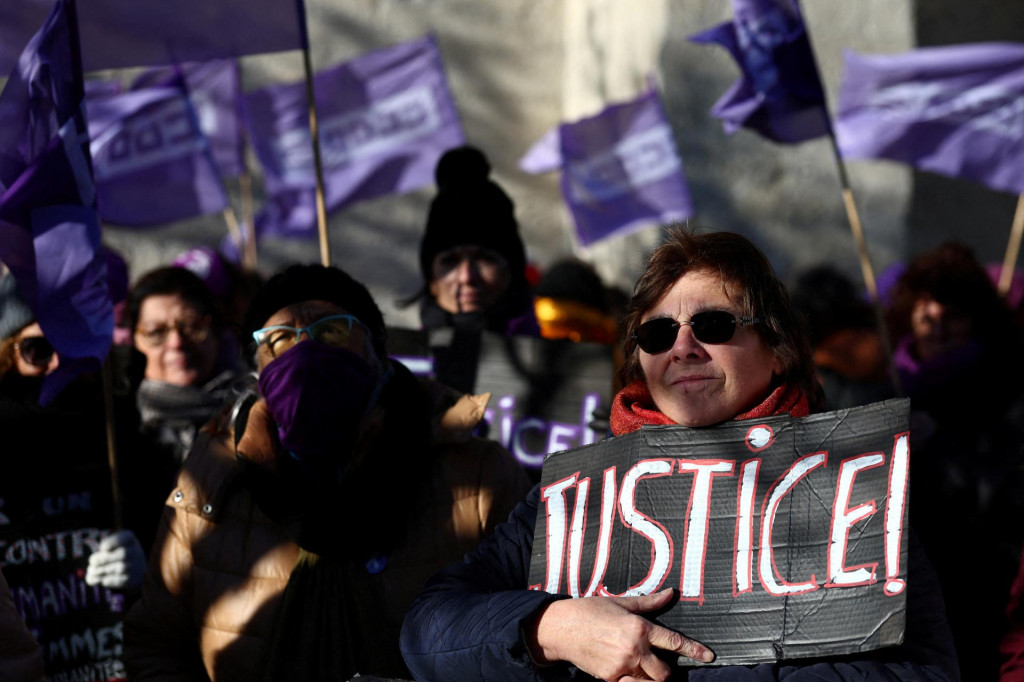 Ľudia sa zhromažďujú na podporu Francúzky Gisele Pelicotovej, obete masového znásilnenia zorganizovaného jej vtedajším manželom Dominiquem Pelicotom v ich dome v juhofrancúzskom meste Mazan, deň po vynesení rozsudku v procese s Dominique Pelicotovou a 50 spoluobvinenými pred budovou súdu v Avignone. FOTO: Reuters