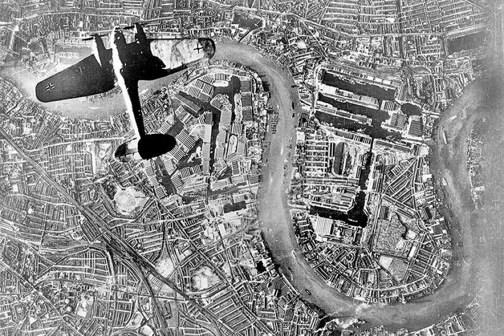 Nemecký bombardér Heinkel He 111 nad Londýnom počas bitky o Britániu v roku 1940.