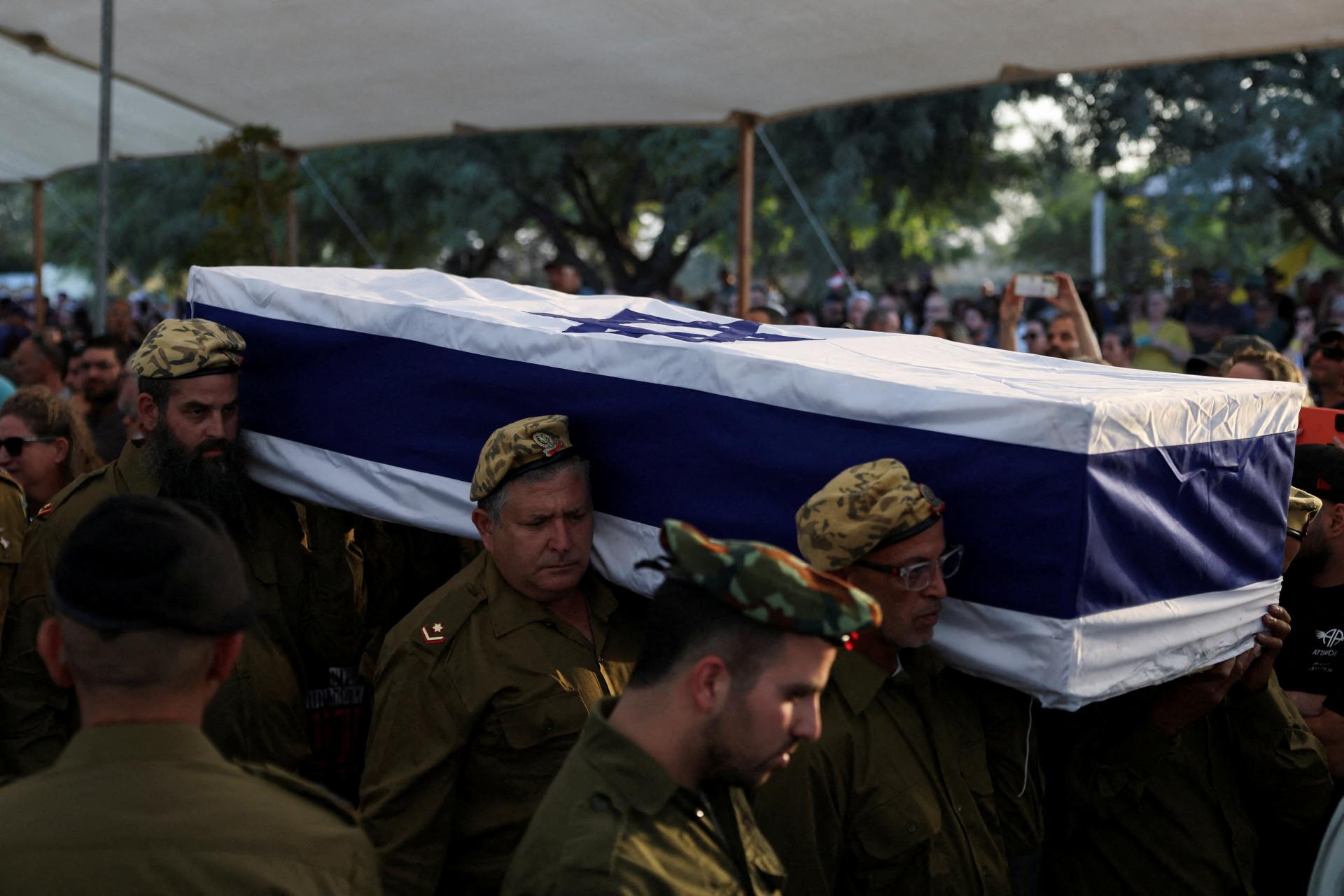 Hamas odovzdal Červenému krížu dve rakvy s ostatkami rukojemníkov