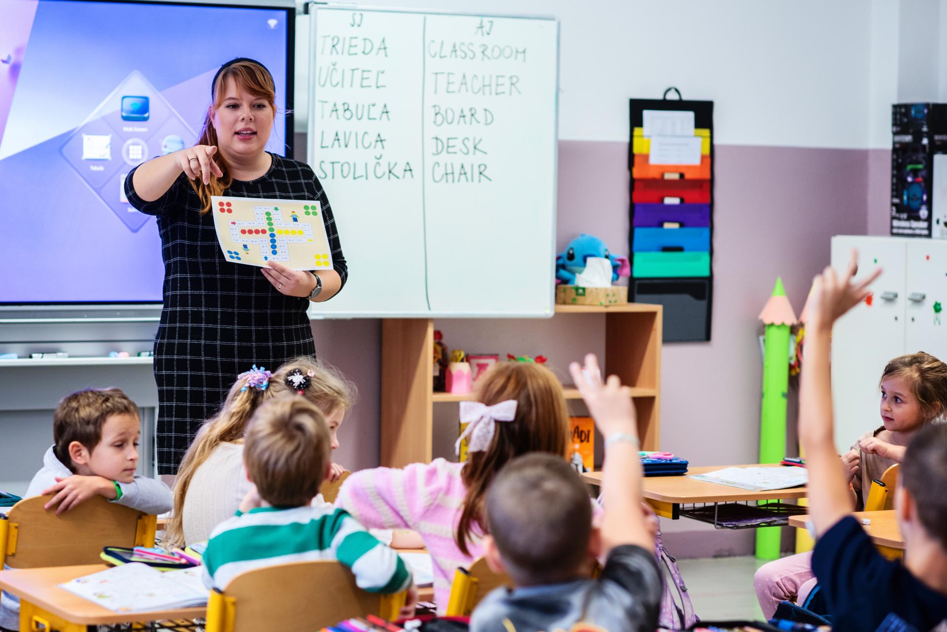 Behacie diktáty a hodnotenie bez štvorky či päťky. HN sa boli pozrieť v škole, kde sa žiaci učia po novom