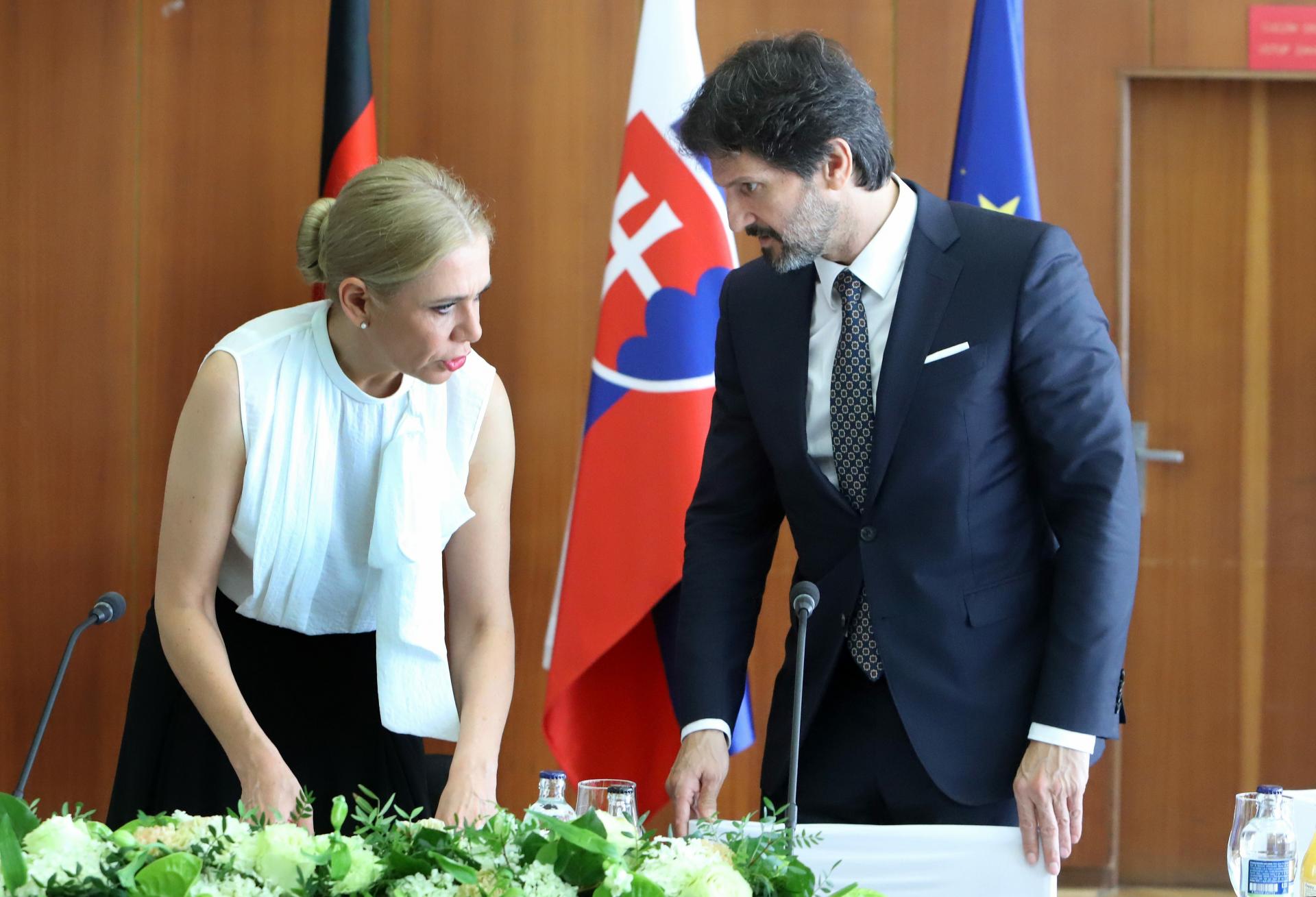 Saková ukázala, kde našla milióny na energopomoc. Peniaze na lacnejšie faktúry majú prísť z Bruselu okľukou