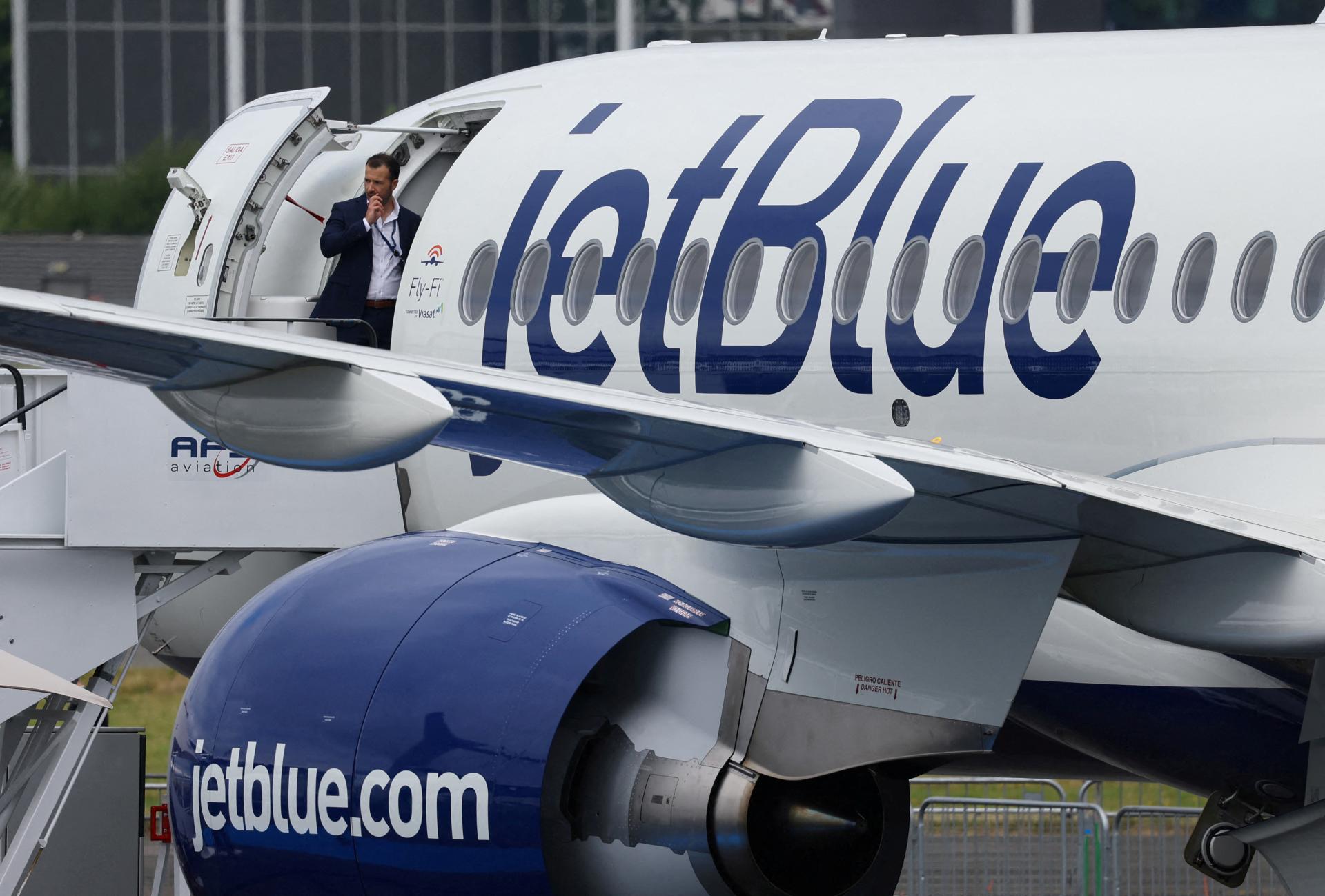 Let JetBlue musel kvôli problémom pristáť v Tampe, niekoľko cestujúcich je zranených