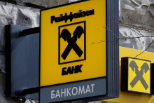 Logo Raiffesein Bank pred pobočkou v Moskve. FOTO: REUTERS