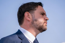 Americký viceprezident J. D. Vance odpovedá na otázky novinárov na letisku v izraelskom Tel Avive. FOTO: TASR/AP