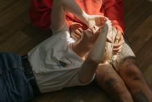 Mladí ľudia plyn často vdychujú z balónikov, ktoré sa plnia z malých kovových bombičiek na výrobu šľahačky.