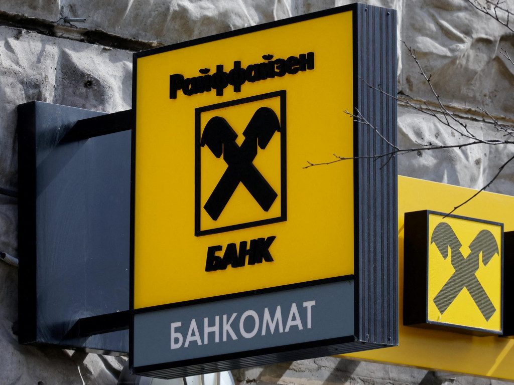 Logo Raiffesein Bank pred pobočkou v Moskve. FOTO: REUTERS