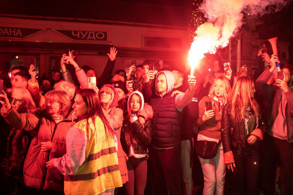 Srbskí študenti sa vydali na 420-kilometrový protestný pochod z juhu na sever krajiny. Na snímke z 27. októbra ich pozdravujú priaznivci počas cesty. FOTO: Reuters

