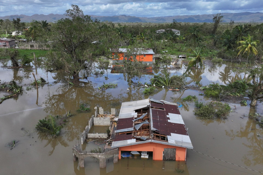Pohľad z dronu na záplavy po hurikáne Melissa na Jamajke. FOTO: Reuters

