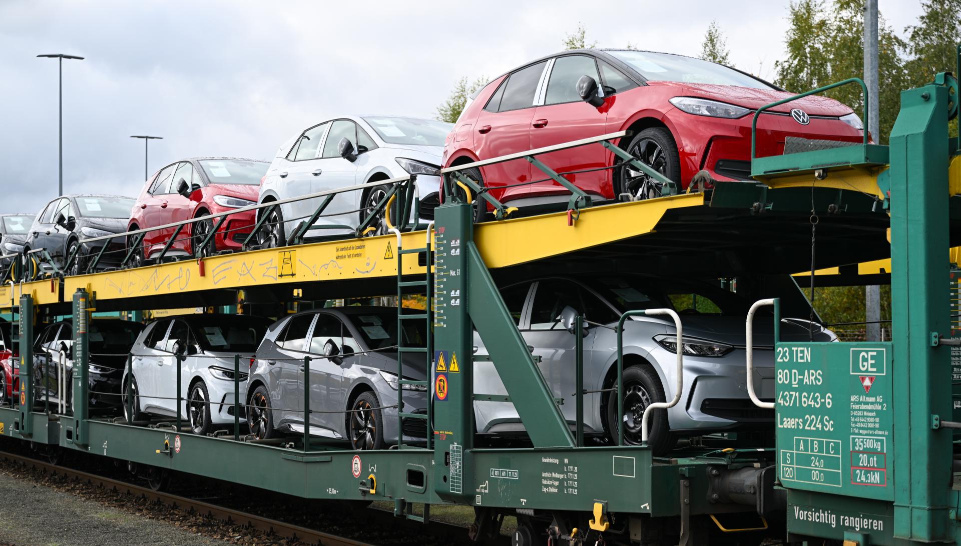 Automobilky sú na prahu novej krízy. Udrie pre spor dvoch krajín aj na náš Volkswagen či Jaguar?