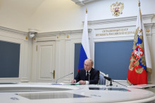 Ruský prezident Vladimir Putin vedie cvičenie strategických jadrových síl prostredníctvom videokonferencie z prezidentského situačného centra v Kremli v Moskve 22. októbra 2025. FOTO: TASR/AP