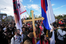 Demonštranti, vrátane študentov, sa účastnia na zhromaždení v Belehrade pri príležitosti 1. výročia zrútenia strechy železničnej stanice v severosrbskom meste Nový Sad vo štvrtok 30. októbra 2025. FOTO: TASR/AP