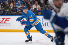 Dalibor Dvorský v drese St. Louisu Blues počas zápasu zámorskej NHL St. Louis Blues - Vancouver Canucks.. FOTO: TASR/AP
