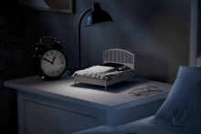 IKEA uviedla na trh miniatúrnu postieľku pre mobilné telefóny.