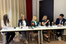 Na snímke zľava: Mgr. Beáta Saal, prof. MUDr. Zuzana Krištúfková, MUDr. Katarína Dostálová a MUDr. Jana Bendová.