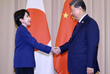 Japonský premiér Sanae Takaiči si podáva ruku s čínskym prezidentom Si Ťin-pchingom. FOTO: Reuters