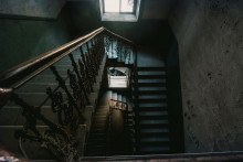 Schodiská sú príkladom starodávnych reflexov.