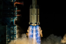 Raketa Dlhý pochod 2F nesúca kozmickú loď Šen-čou-21 s astronautmi Čangom Hong-čangom, Čangom Luom a Wu Fejom. FOTO: Reuters