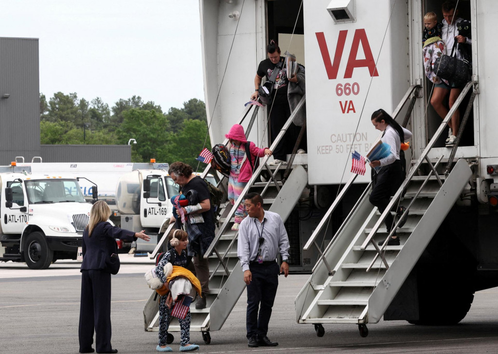 Prvá skupina bielych juhoafrických utečencov vystupuje z „prepravného vozidla“ po prílete na medzinárodné letisko Dulles v Dulles v štáte Virgínia v USA. FOTO: Reuters