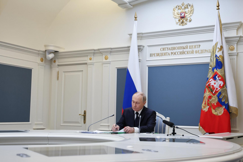 Ruský prezident Vladimir Putin vedie cvičenie strategických jadrových síl prostredníctvom videokonferencie z prezidentského situačného centra v Kremli v Moskve 22. októbra 2025. FOTO: TASR/AP