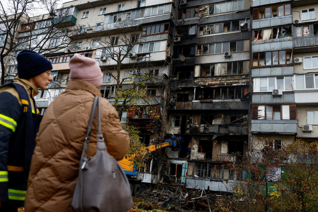 Bytový dom, ktorý bol poškodený počas ruského útoku v Kyjeve. FOTO: Reuters