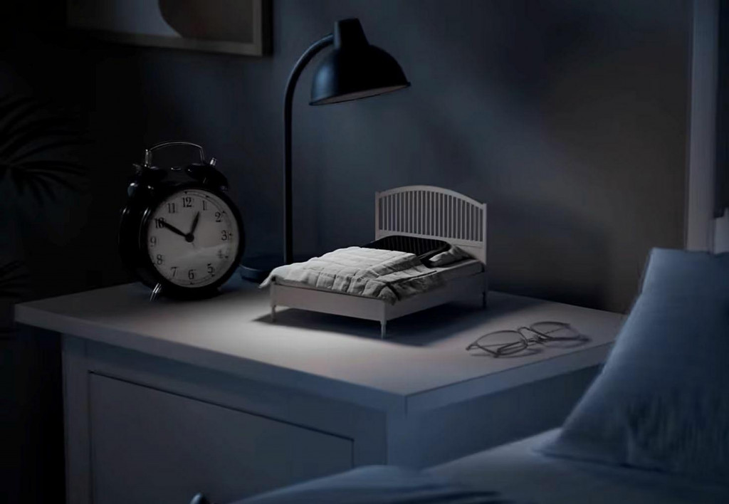 IKEA uviedla na trh miniatúrnu postieľku pre mobilné telefóny.