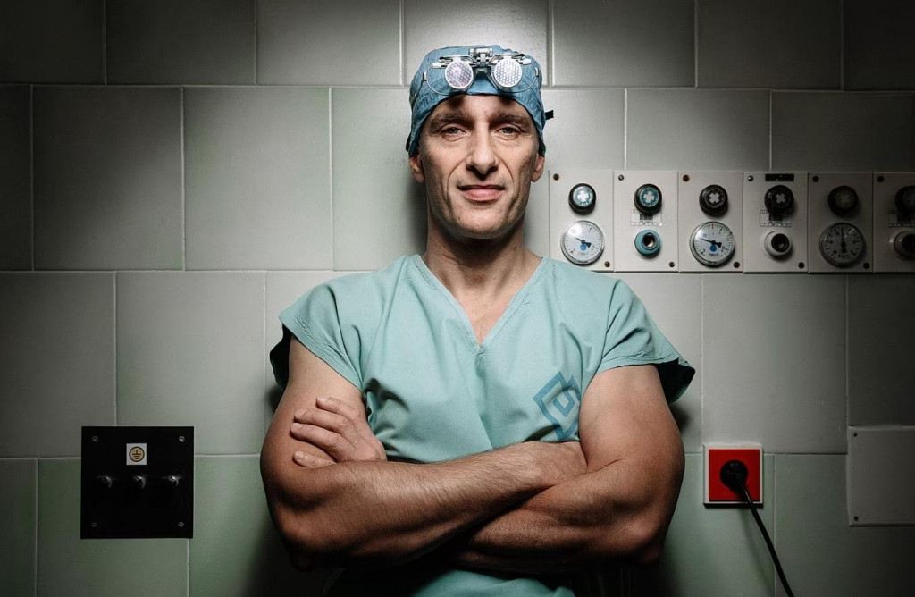 „Chrbtica začína starnúť okolo dvadsiateho piateho roka,“ hovorí prednosta Kliniky spondylochirurgie Fakultnej nemocnice v Motole Jan Štulík.