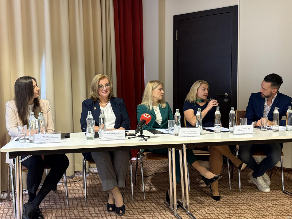 Na snímke zľava: Mgr. Beáta Saal, prof. MUDr. Zuzana Krištúfková, MUDr. Katarína Dostálová a MUDr. Jana Bendová.