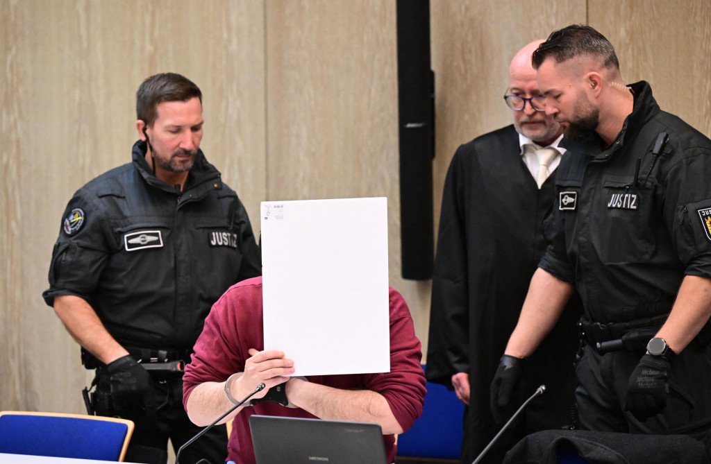 40-ročný nemecký občan Alexander S., ktorý 3. marca vrazil svojím autom do účastníkov karnevalového sprievodu v Mannheime, si zakrýva tvár po začatí procesu v súdnej sieni v Mannheime. FOTO: TASR/DPA