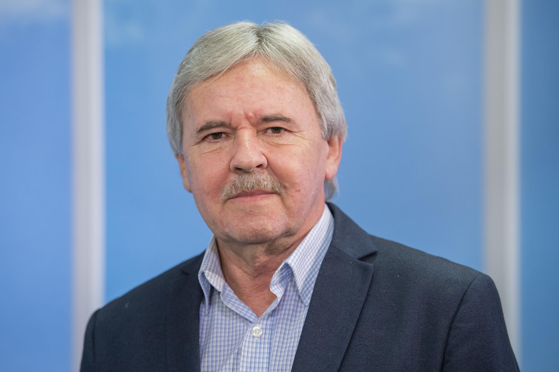 Pellegrini by podpisom zákona o hazarde mohol konať protiústavne. Nesedia dátumy, upozorňuje Hrabko