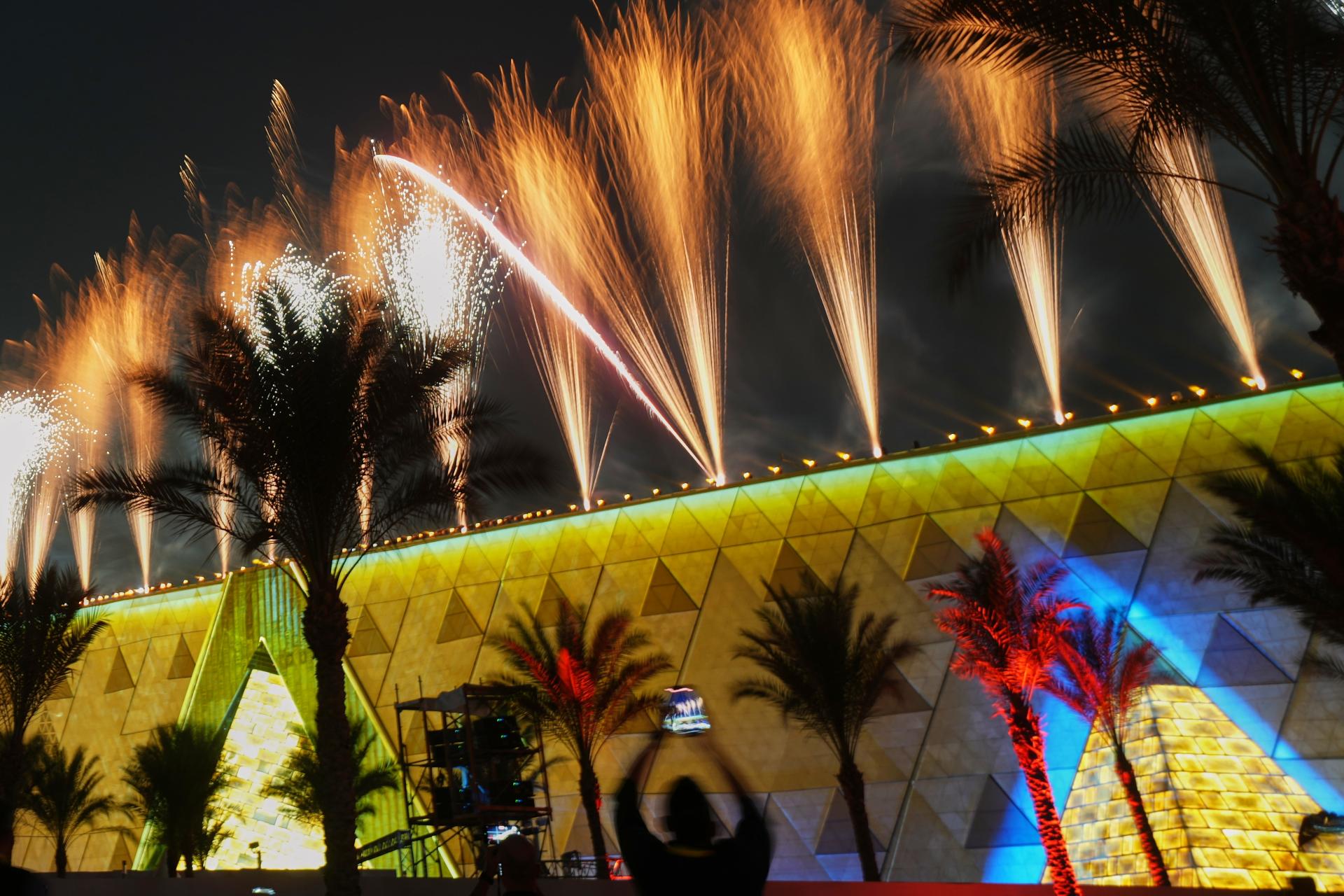 "Píšeme novú kapitolu histórie". Egyptský prezident slávnostným ceremoniálom otvoril najväčšie múzeum sveta