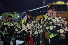 Študenti kladú vence na železničnú stanicu počas protestného pochodu pri príležitosti prvého výročia tragického zrútenia strechy železničnej stanice v Novom Sade v Srbsku v novembri 2024, pri ktorom zahynulo 16 ľudí. FOTO: REUTERS