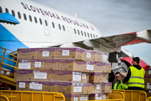 Slovensko za účasti šéfa diplomacie Juraja Blanára priviezlo do Egypta takmer dvojtonovú zásielku humanitárnej pomoci pre civilistov z Pásma Gazy a Sudánu. FOTO: TASR/MZVEZ