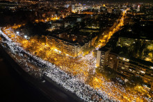 Tragická udalosť z minulého roka vyvolala masové a pravidelné protesty študentov – pôvodne za nezávislé vyšetrovanie nehody a proti korupcii, neskôr aj za predčasné voľby. FOTO: REUTERS