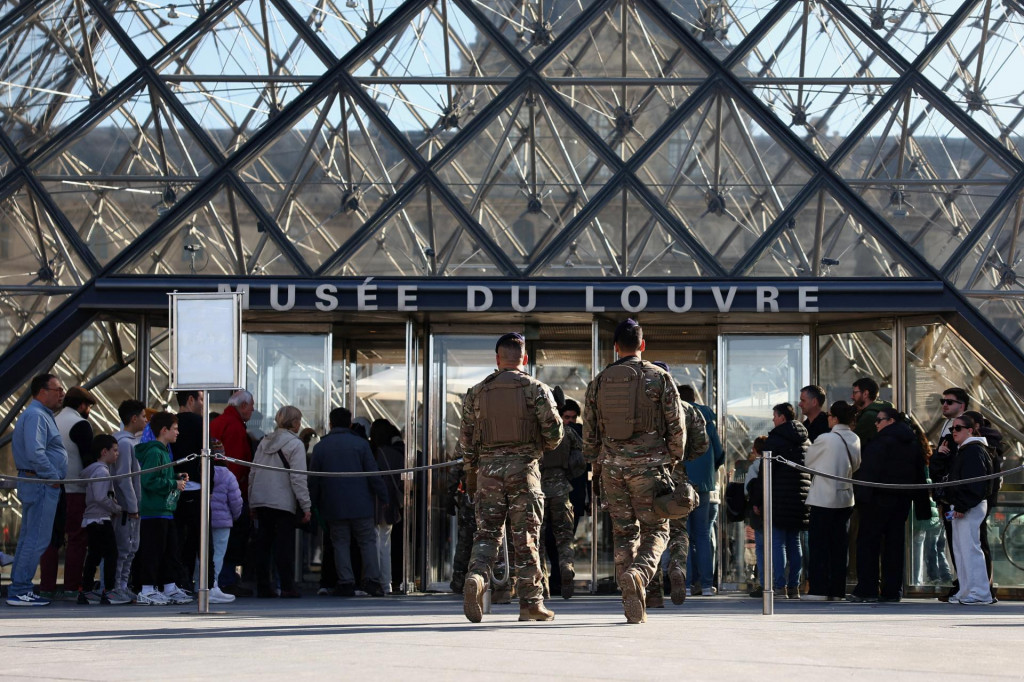 Z Apolónovej galérie múzea Louvre zlodeji v nedeľu 19. októbra ukradli deväť vzácnych šperkov. S ôsmimi sa im podarilo utiecť. FOTO: REUTERS