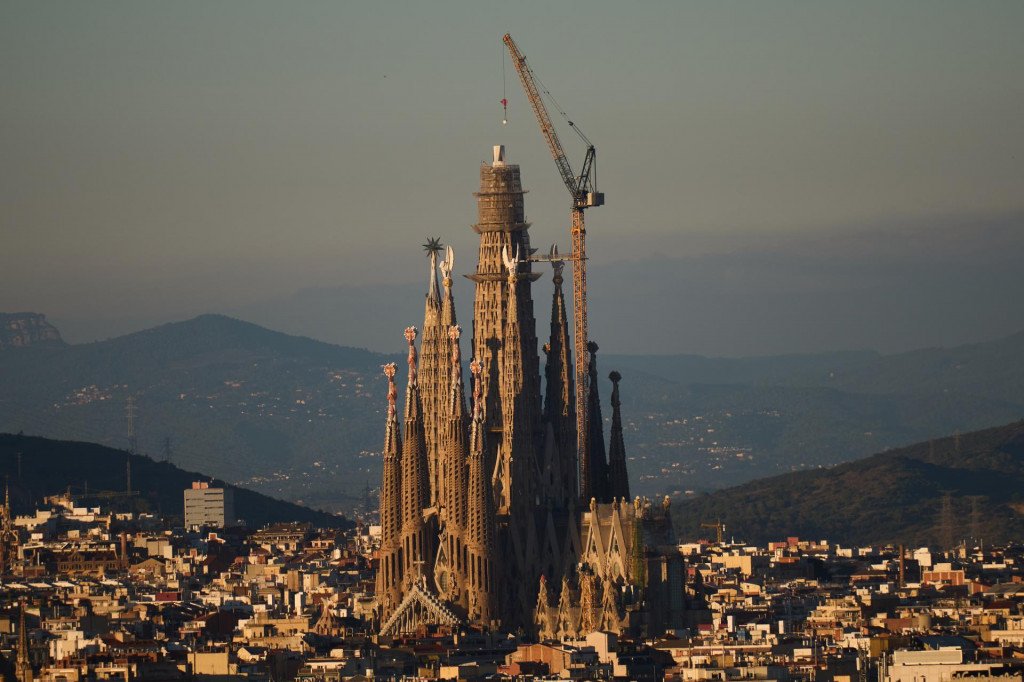 Žeriav pri rímskokatolíckej Bazilike Sagrada Família v Barcelone vo štvrtok 30. októbra 2025. FOTO: TASR/AP