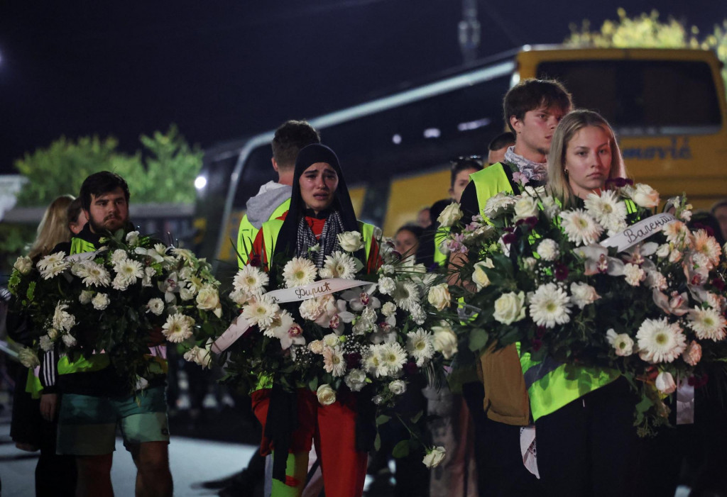 Študenti kladú vence na železničnú stanicu počas protestného pochodu pri príležitosti prvého výročia tragického zrútenia strechy železničnej stanice v Novom Sade v Srbsku v novembri 2024, pri ktorom zahynulo 16 ľudí. FOTO: REUTERS