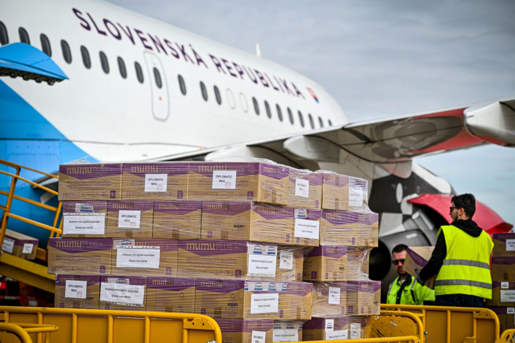 Slovensko za účasti šéfa diplomacie Juraja Blanára priviezlo do Egypta takmer dvojtonovú zásielku humanitárnej pomoci pre civilistov z Pásma Gazy a Sudánu. FOTO: TASR/MZVEZ