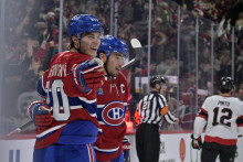 Juraj Slafkovský oslavuje gól s Nickom Suzukim. FOTO: Reuters