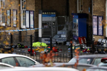 Britská polícia v sobotu zadržala dvoch podozrivých, ktorí nožom pobodali viacero ľudí vo vlaku pri východoanglickom meste Huntingdon. FOTO: Reuters