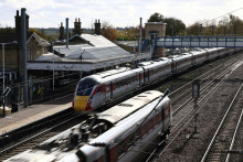 A train passes through Huntingdon Station, as the London North Eastern Railway (LNER) train, where a series of stabbings took place, remains on the platform, near Cambridge, Britain, November 2, 2025. REUTERS/Jack Taylor FOTO: Jack Taylor