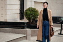 Čierna čelenka je elegantným doplnkom.