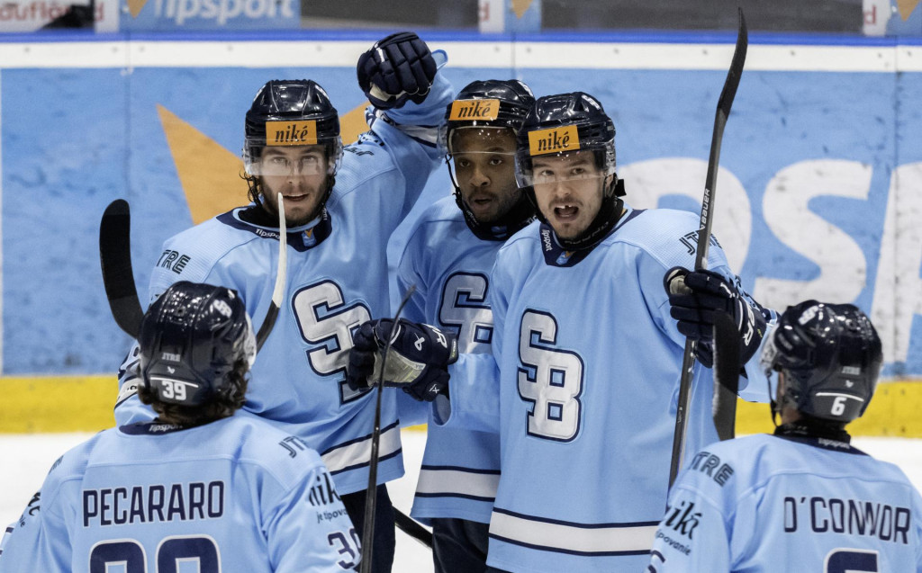 Gólová radosť hokejistov Slovana. FOTO: TASR/Martin Baumann