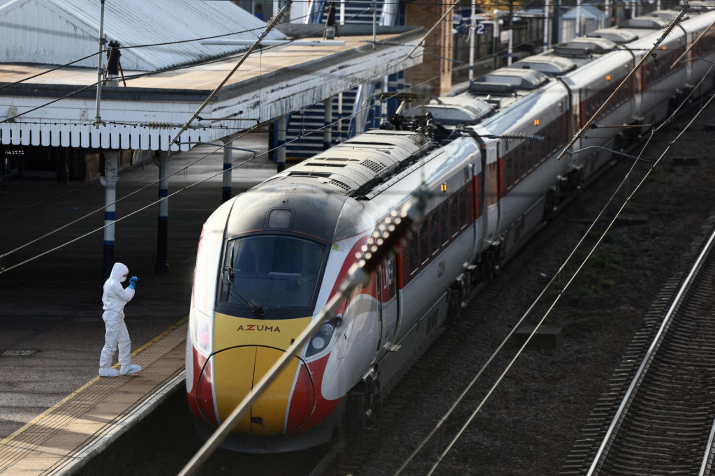 Železničná spoločnosť London North Eastern Railway  po útoku dočasne prerušila všetky spojenia na svojich tratiach a vyzvala ľudí, aby sa cestovaniu vyhli. FOTO: Reuters