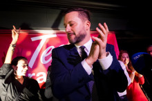 Smer avizuje, že predostrie kandidáta na post primátora Bratislavy. Na snímke víťazná noc Matúša Valla spred troch rokov. FOTO: TASR/J. Novák